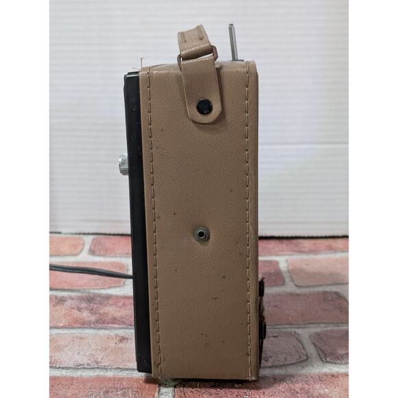 Vintage - 8" Stewart AM/FM Radio Tan Case, Plug In/Battery Powered, Tested Works - Picture 2 of 9